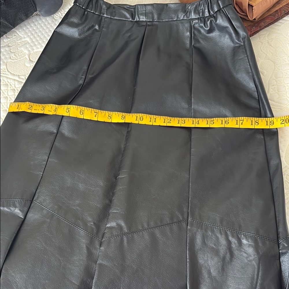 Vintage Elegant Black Leather Skirt - Picture 15 of 15